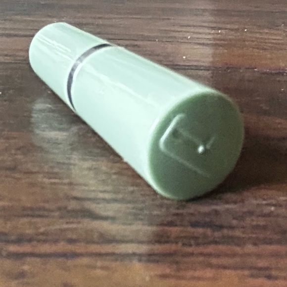 Clinique Different Lipstick Shy - Picture 1 of 2